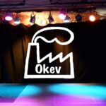 Theatersaalbühne mit OKeV-Logo