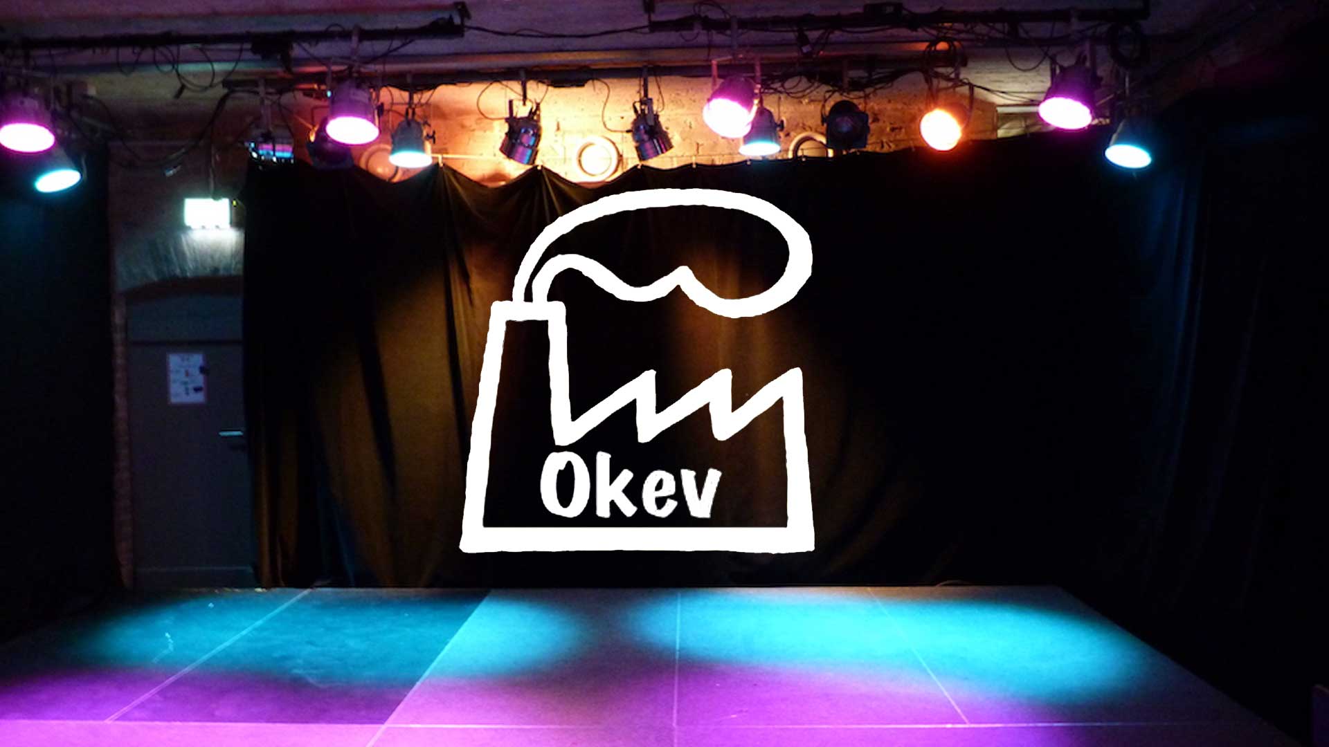 Theatersaalbühne mit OKeV-Logo