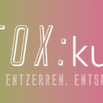 Titelbild "DETOX:kultur - Entgiften. Entzerren. Entschleunigen." mit weißer Schrift und grün-pinkem Farbverlauf